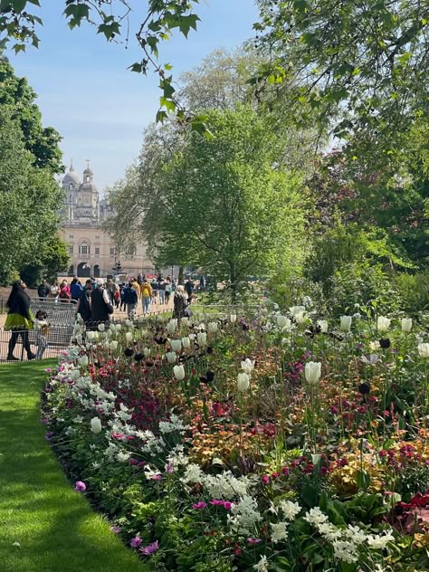 Spring In London Aesthetic, Summer In London Aesthetic, London Spring Aesthetic, London In Summer, Parks In London, Sunny London, London In Spring, London In April, London Flowers