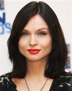 Hairstyle Tips for Pear & A-Triangle Face Shapes — Radiant Image Pear Face Shape, Face Shape Women, Sophie Ellis Bexter, Triangle Face Shape, Shape Project, Triangular Face Shape, Pear Shaped Face, Triangle Face, Wide Jaw