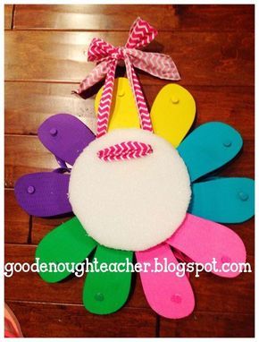 Spring Door Signs, Summer Flip Flop Wreath, Teacher Diy, Flip Flop Wreath, Flip Flop Craft, Decorating Flip Flops, Flip Flop Wreaths, Teachers Diy, Spring Door