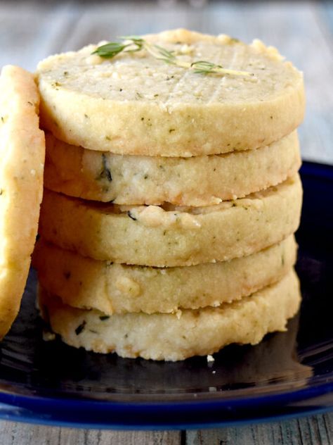 Savory Shortbread Crackers, Savoury Crackers Recipe, Savory Shortbread Recipes, Savoury Shortbread Cookies, Savory Gift Ideas, Savory Christmas Cookies, Savory Shortbread Cookies, Savory Baked Goods Recipes, Cheese Shortbread Cookies