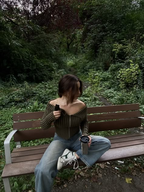 Autmn Pictures, Sitting Down Pictures, Park Instagram Pictures, Poses For Pictures Instagram Sitting, Park Poses Picture Ideas, Poses In Park, Standing Poses Photography, Instagram Pose Ideas Aesthetic, Sitting Pose Ideas