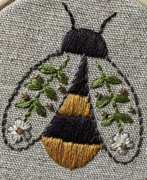 Cute And Easy Embroidery Ideas, Whimsical Embroidery Inspiration, Simple Nature Embroidery Designs, Bee Embroidery Tutorial, Embroidery Pictures Ideas, Needle Point Patterns Free, Small Simple Embroidery Ideas, Unique Embroidery Designs Ideas, Hand Stitching Designs