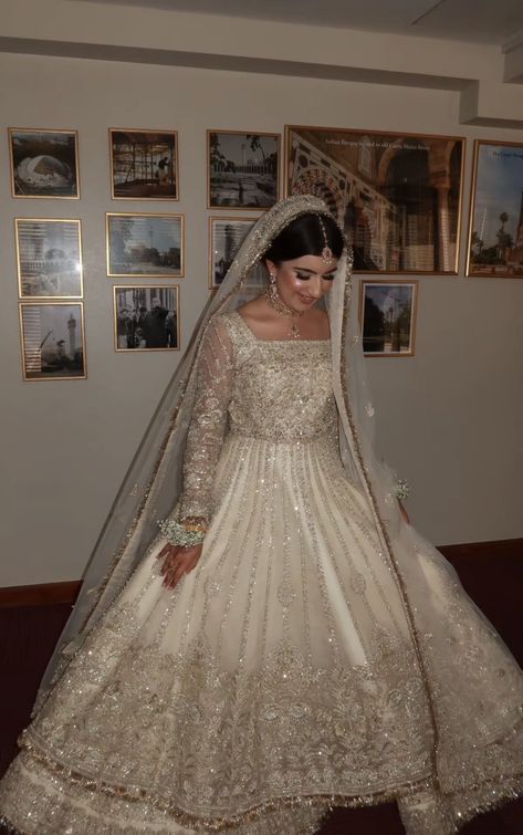 Pakistani Barat Brides Dresses, Legal Wedding Outfit, White Nikkah Outfit, White Pakistani Bridal Dress, White Nikkah Dress, Pakistani Engagement, Eid Post, Barat Dress, Wedding Video Inspiration