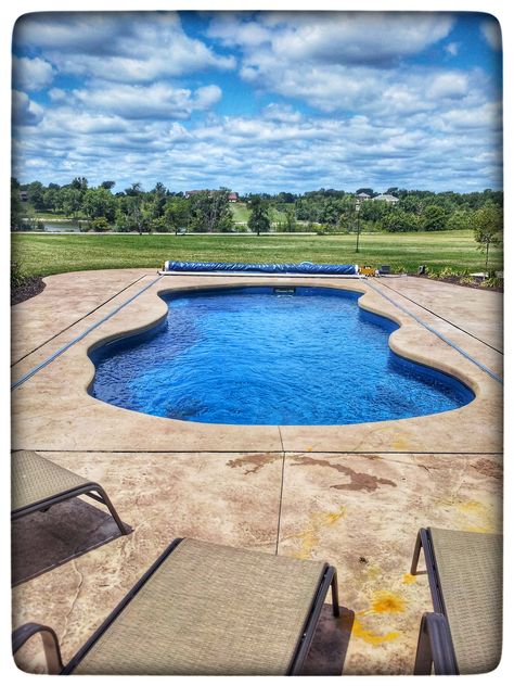 The Bay Isle Fiberglass Pool from Blue Hawaiian Fiberglass Pools by Pool Pros Latham Pool, San Juan Pools, Fiberglass Swimming Pools, Fiberglass Pool, Vinyl Pool, Concrete Pool, Fiberglass Pools, Design Building, Ground Pools