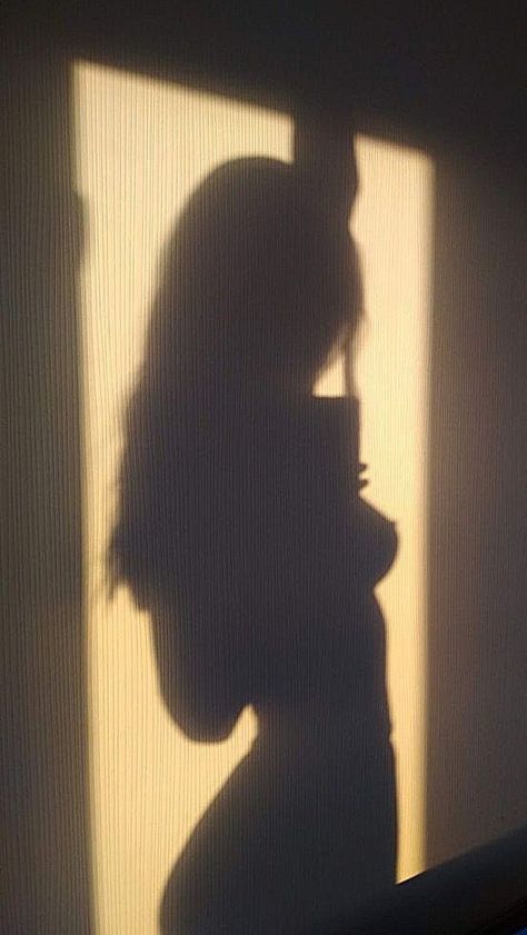 Baddie Shadow Pictures, Princess Silhouette Aesthetic, Nude Silhouettes Shadows, Woman Sillhoute Aesthetic, Photo Ombre Silhouette, Saucy Picture Ideas, Women Shadow Silhouettes, Budoir Photography No Face, Shadow Poses Photo Ideas