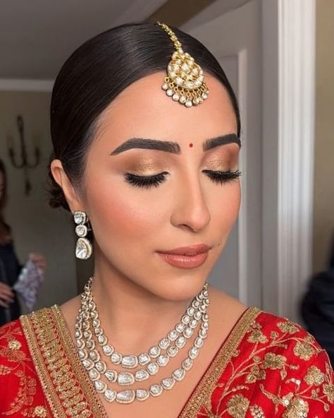 Instagram White Saree Eye Makeup, Punjabi Bridal Makeup Look, India Bride Makeup, Red Saree Eye Makeup Look, Indian Wedding Bridal Makeup, Telugu Bridal Makeup, Makeup On Lehenga, Red Lehenga Makeup Look, Makeup For Red Saree