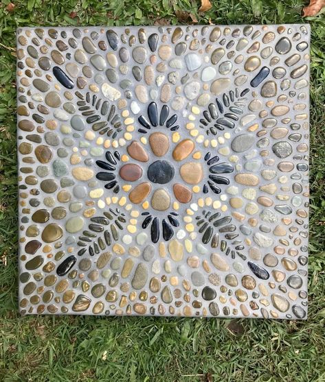 Pebble Mosaic Patio, Rock Mosaic Garden, Stepping Stones Mosaic, Easy Stepping Stones Diy, Mosaic Rocks Garden, Mosaic Rock Art, Rock Mosaic Art, Pebble Countertop, Pebble Mosaic Patterns