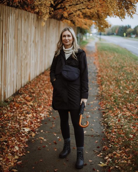 Outfit On A Rainy Day, Black Rain Jacket Outfit, Rainy Day Work Outfit, Rainy Weather Outfits, Casual Rainy Day Outfit, Rainy Day Outfit Winter, Rainy Day Outfit Casual, Cold Rainy Day Outfit, Stylish Raincoats