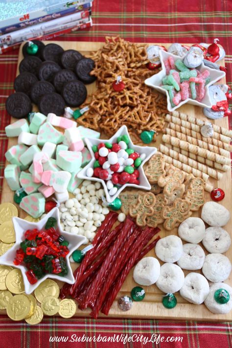 Christmas Movie Night Charcuterie Board, Christmas Candy Platter, Christmas Candy Charcuterie Board Ideas, Christmas Candy Board, Christmas Movie Charcuterie Board, Christmas Candy Charcuterie Board, Candy Cookie Charcuterie Board, Christmas Candy Ideas, Christmas Cookie And Candy Charcuterie Board