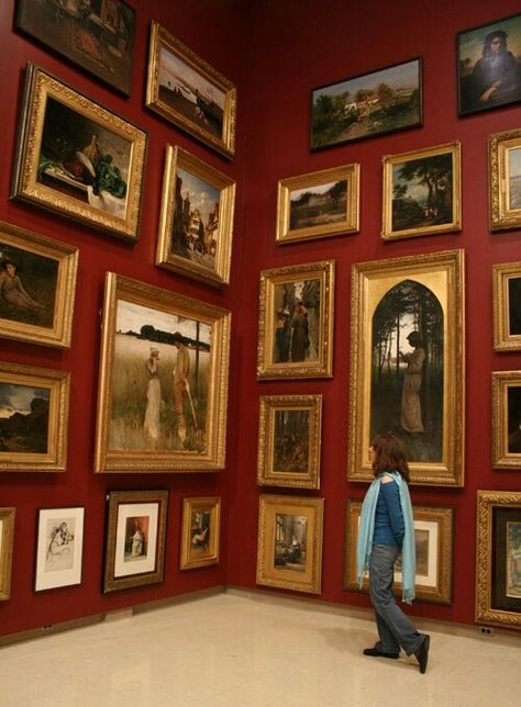 Salon Style Art Wall, Art Gallery Wall Museum, Art Gallery Interior Exhibitions, Art Exhibition Ideas, Art Gallery Pictures, Gallery Art Exhibition, Art Wall Ideas, Exhibition Aesthetic, Art Gallery Photography