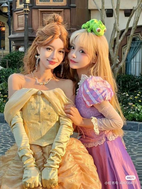 Disneyland Dress, Rapunzel Cosplay, Rapunzel Costume, Disney Dress Up, Friendship Photoshoot, Music Instagram, Bff Outfits, Disney Princess Dresses, Movies Outfit