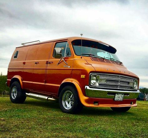 1978 Dodge Van Dodge Tradesman, Hippie Vans, Customised Vans, Vans Painted, Vintage Chevy Trucks, Dodge Ram Van, Vintage Chevy, Ram Van, Old School Vans