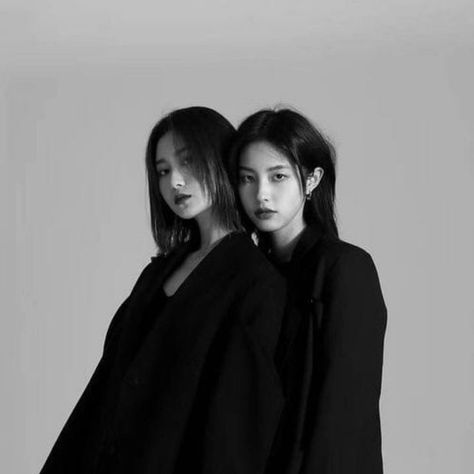 Duo Kpop Photoshoot, 2 Girls Posing, 2 Model Poses Together, Couples Candid Photography, Twins Posing, Sisters Photoshoot Poses, Friendship Photography, Beautiful Photoshoot Ideas, Sisters Photoshoot