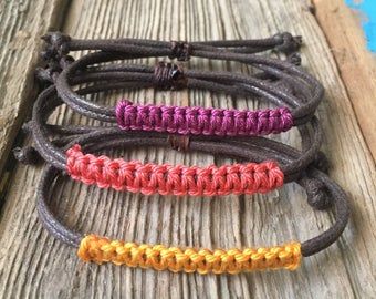 Mens Bracelet Diy, Fishtail Bracelet, Diy Braided Bracelet, Diy Bracelets With String, Paracord Bracelet Patterns, Diy Friendship Bracelets Tutorial, Macrame Bracelet Patterns, Diy Bracelets Tutorials, Brown Bracelet