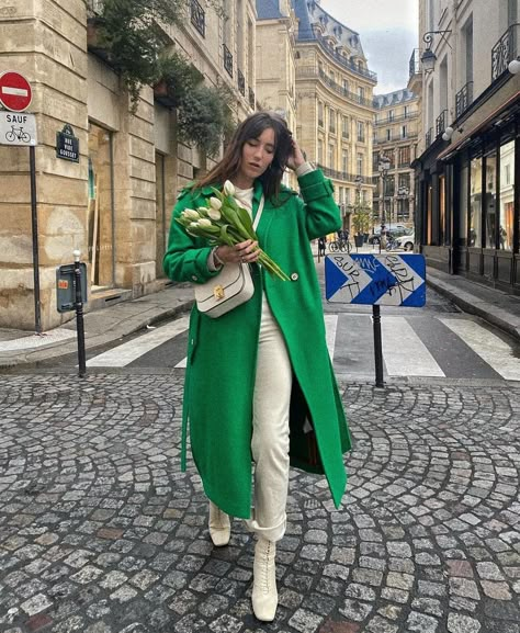 Green Coat Outfit Winter, Green Coat Outfit, Bottega Green, Bright Winter Outfits, Colorful Winter Outfits, Madrid Outfits, Winter Coat Outfits, Colorful Wardrobe, London Outfit