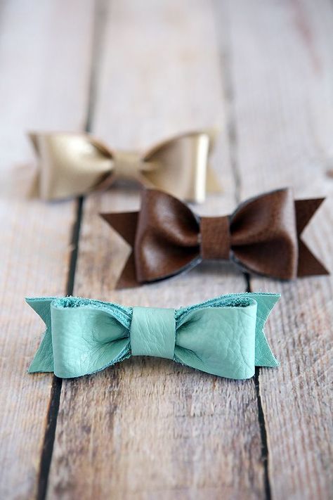 DIY Leather Hair Bows Diy Leather Bows, Leather Hair Bows, Types Of Bows, Michaels Craft, Mode Crochet, Making Hair Bows, Diy Hair Bows, Diy Bow, Leather Projects