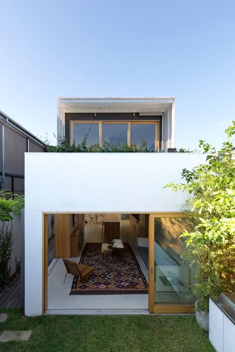 Sydney terrace house opens to nature: Bondi House Terrace House Design, Row House Design, Victorian Terrace House, Minimalist House, Cheap Houses, Narrow House, Design Seeds, Row House, Natural Home Decor