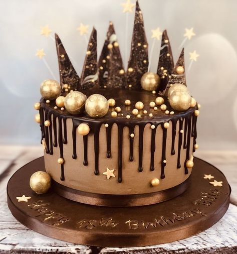 Chocolate Shard Cake, Drip Cake Recipes, Gold Cake Decorations, Chocolate Shards, Ganache Drip, Chocolate Stars, Gold Birthday Cake, Chocolate Drip Cake, Gold Sprinkles