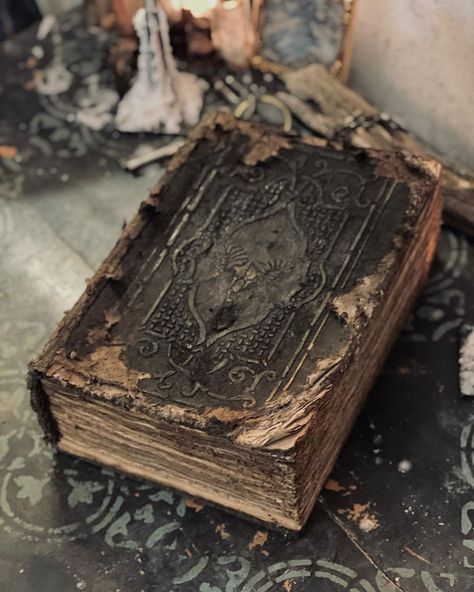 Old Book Aesthetic Dark, Dark Spellbook Fantasy Art, Creepy Book Aesthetic, Spell Books Aesthetic, Medieval Books Aesthetic, Old Book Ideas, Gold Books Aesthetic, Old Leather Journal, Magic Books Aesthetic