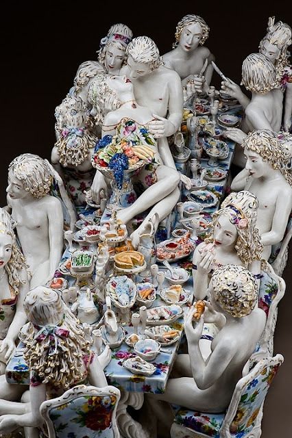 Strawberige: porcelain figurines Sculptures Céramiques, Jeff Koons, Ceramic Figures, Arts Award, Porcelain Art, Sculpture Installation, Pics Art, Marie Antoinette, Porcelain Ceramics