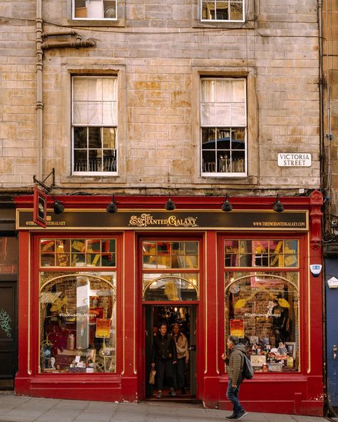 Pops of colour in the Edinburgh shopfronts ♥️ So many shops, cafés, restaurants etc. in Edinburgh are painted in bright and vibrant colours which stand out brilliantly among the moody streets and buildings of the city. Head over to the Edinburgh Old Town to see these lovely shopfronts. 🤎✨ 📸 taken in Victoria Street, Grassmarket and Royal Mile • #edinburgh #igersedinburgh #thisisedinburgh #iamatraveler #t|picks #europetravel #instascotland #darkacademia #exploreedinburgh #beautifuldestinat... Royal Mile Edinburgh, Vibrant Colours, Dark Academia, Old Town, Edinburgh, Europe Travel, The City, Color Pop, Vibrant Colors