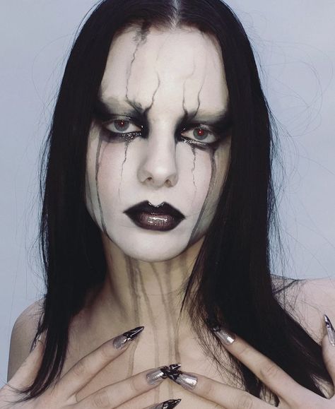 Makeup Ideas Grunge, Uzzlang Aesthetic, Aesthetic Eyeliner, Demon Makeup, Goth Eye Makeup, Angel Makeup, 2000s Art, Creepy Halloween Makeup, Inspo Makeup