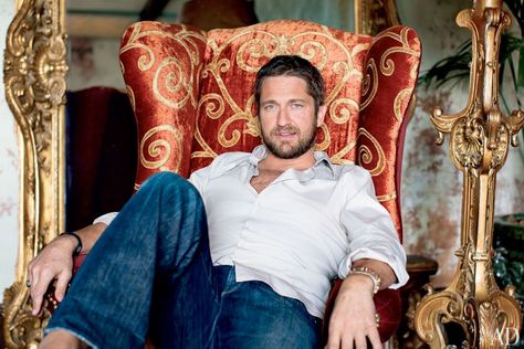 Tour Gerard Butler's Two-Story Loft in Manhattan Gerard Butler House, Actor Gerard Butler, New York Loft, Gerard Butler, Second Story, Celebrity Houses, Manhattan, Beautiful People, A Man