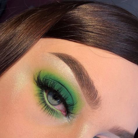 green machine 💚 Featuring: Electric Daisy Creme Gel liner | SHOP 30% OFF ALL BFF LINERS + MASCARAS! - @chloeandcosmetics - #bffliner… Makeup Verde, Extreme Make-up, Green Eye Makeup, Mekap Mata, Drag Make-up, Chic Makeup, Green Makeup, Green Eye, Colorful Eye Makeup