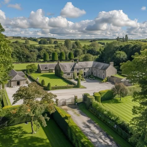 Farmstead Aesthetic, Castle Like House, English Manor Houses Country Estate, Country Estate Homes, House With Ivy, Farm Fence Ideas, Family Village Plans, Campo Aesthetic, Mansion By The Sea