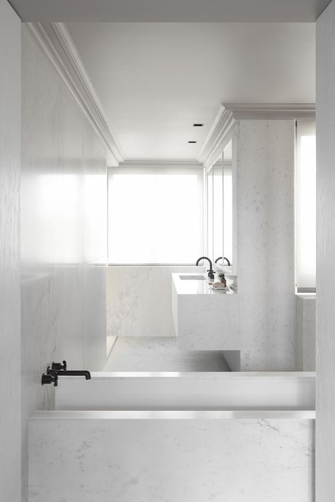 Poetic Minimalism: a serene Parisian apartment by Guillaume Alan — Design Hunter Big Washroom, Showroom Bathroom, Carrara Bathroom, Minimal Bathrooms, Parisian Bathroom, Dreamy Bathrooms, Restroom Remodel, Bathrooms Inspiration, Luxurious Bathrooms