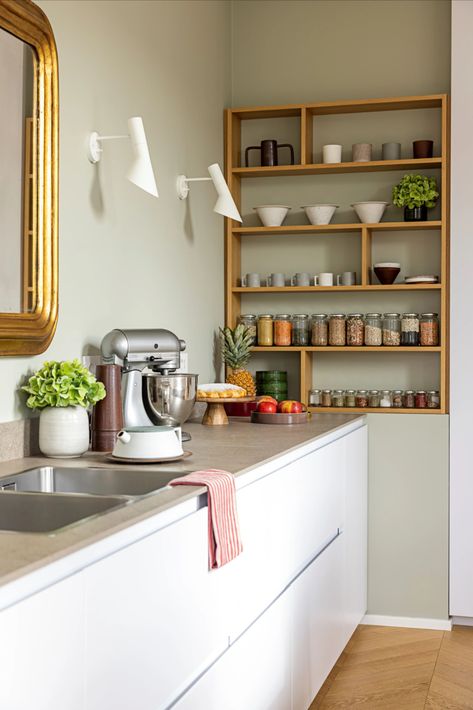 Corner Kitchen Tables, Green Kitchen Walls, Model Dapur, Wooden Soap Dish, Corner Kitchen, Stylish Wall Decor, Small Apartment Kitchen, Kitchen Wall Cabinets, Interior Design Per La Casa