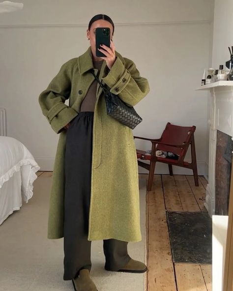 Olive Outfit Aesthetic, Moss Green Outfit Color Combos, Brown With Green Outfits, Green Olive Outfit, Grey Color Combos Outfit, Olive Green And Brown Outfit, Olive Bag Outfit, Soft Green Outfit, Green Bag Outfit