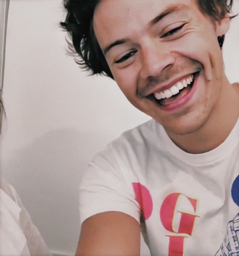 Harry Styles Selfie, Harry Styles Smile, Harry Styles Cute, Solo Music, Celebrity Look Alike, Harry Styles Wallpaper, Celebrity Style Red Carpet, Harry Styles Pictures, Harry Styles Photos