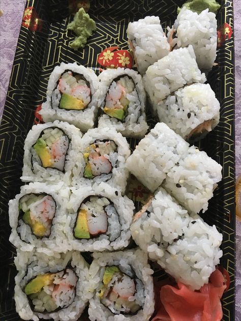 California roll and Spicy Crab Roll Wasabi sushi restaurant San Anton, PR Sushi Recipes California Roll, Sushi California Roll, Sushi Crab, Spicy Crab Roll, Spicy California Roll, Juicy Food, Wasabi Sushi, Crab Sushi, California Roll Sushi