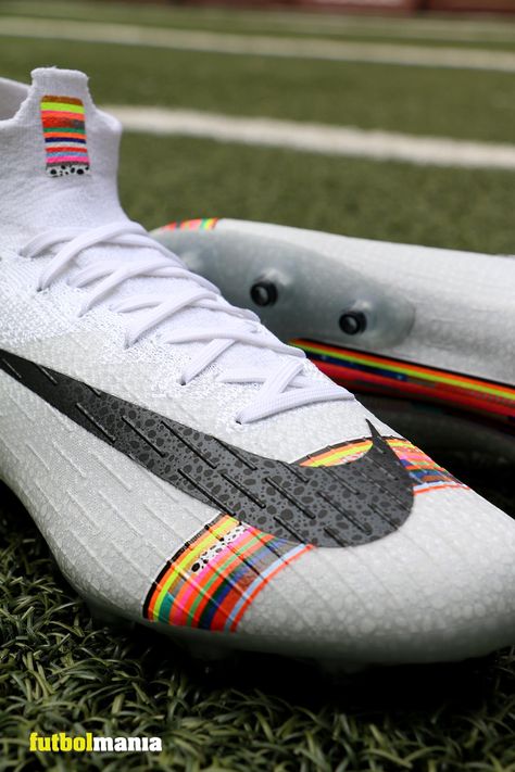 Botas de fútbol con tobillera Nike Mercurial Superfly VI Elite AG-PRO para césped artificial.  Pertenecen a la colección Mercurial LVL UP, utilizada por Cristiano Ronaldo, Mbappé y Sam Kerr. En color blanco, con el swoosh de Nike negro y franjas en la suela y parte delantera que incluyen colores de pasados modelos icónicos de Mercurial. 👀 #football #futbol #soccer #botasdefutbol #cleats #nikefootball #mercurial 📺 @MarciComunica para #futbolmania Soccer Time, Best Soccer Shoes, Sam Kerr, Adidas Soccer Shoes, Nike Football Boots, Soccer Season, Nike Cleats, Soccer Cleats Adidas, Soccer Boots