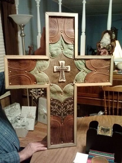 crosses made from cowboy boots, crafts, repurposing upcycling, woodworking projects Cowboy Boot Crafts, Small Woodworking Projects, Carpentry Diy, Diy Upcycling, Work Diy, Boots Western, Learn Woodworking, Diy Holz, Wood Working Gifts