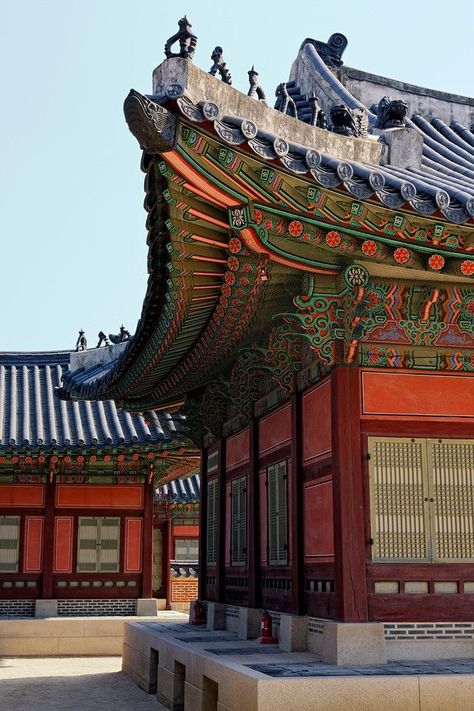 Seoul Travel Guide, Korean Traditional House, Korean Architecture, Gyeongbokgung Palace, Seoul Travel, Traditional Homes, South Korea Travel, Korea Travel, Chinese Architecture