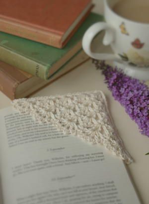 Lotte Lace Corner Bookmark Crochet Corner Bookmark, Functional Crochet, Crochet Bookmarks Free Patterns, Marque-pages Au Crochet, Bookmark Crochet, Crochet Accessory, Lacy Crochet, Bookmark Pattern, Vintage Bookmarks