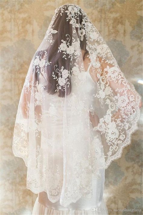 Fingertip Wedding Veils, Wedding Veils Short, Lace Veils Bridal, Wedding Veil Vintage, Mantilla Veil, Vintage Veils, Iconic Weddings, Wedding Bridal Veils, Wedding Veils Lace