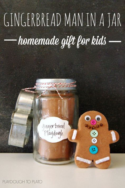 Awesome Christmas gift for kids! Make a gingerbread man kit in a jar. Clever homemade gift idea. Gingerbread Man Kit, Gingerbread Man Decorations, Gift Jars, Playdough To Plato, Playdough Activities, Gingerbread Crafts, Playdough Kits, Playdough Recipe, Mason Jar Gifts