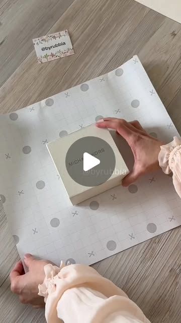 Gift Wrapping Square Box Ideas, Birthday Gift Wrap Ideas, How To Rap A Box Gift Wrapping, How To Wrap A Necklace As A Gift, Japanese Gift Wrapping Techniques, How To Wrap Jewelry As A Gift, How To Wrap A Present, Small Gift Box Ideas, Gift Wrapping Ideas For Men