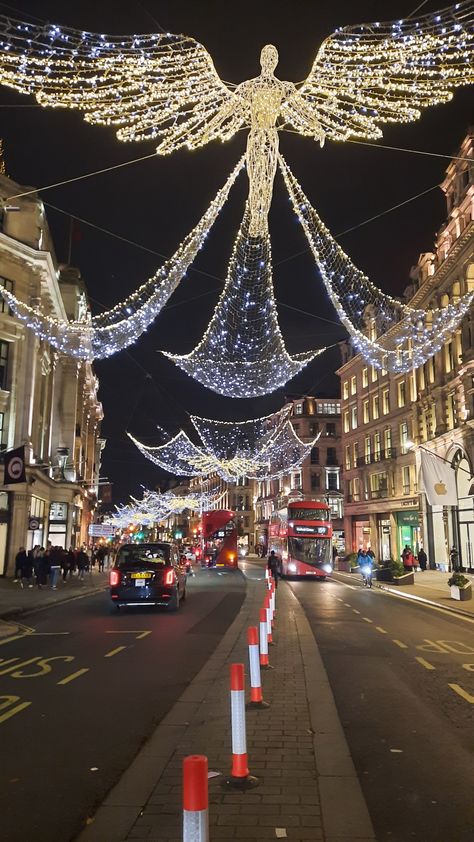 Oxford Street Lights, Uk Vibes, London City View, Winter Wonderland Wallpaper, Wonderland Wallpaper, England Christmas, Oxford Street London, Christmas In England, London Dreams