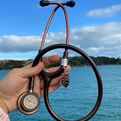 Littmann Stethoscope Aesthetic, Doctor Jewelry, Stethoscope Accessories, Medical Stethoscope, Littmann Stethoscope, Medical Photography, Medical School Life, Medical Student Motivation, Nurse Aesthetic