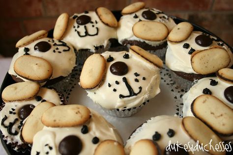 Possibly for T's first birthday. He is having a puppy themed party because of his great love for dogs :-) Cupcake Receptek, Puppy Cupcakes, Dog Themed Birthday Party, Cupcake Day, Dog Cupcakes, Puppy Birthday Parties, Dog Cakes, Puppy Birthday, Dog Birthday Party