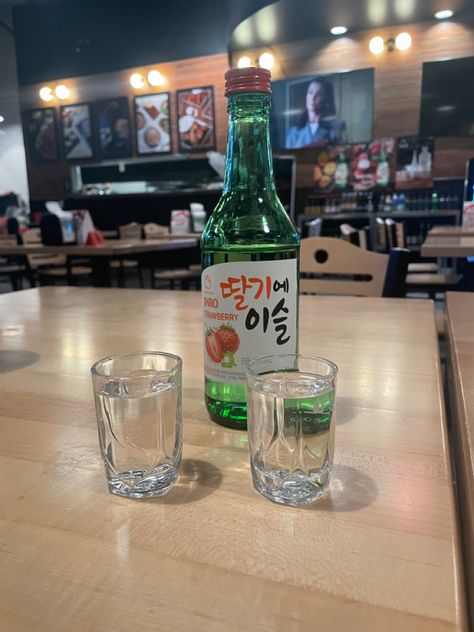 Strawberry Soju, Food Japan, Korean Fits, Snap Friends, Japan Food, Soju, Jakarta, Japan, Quick Saves