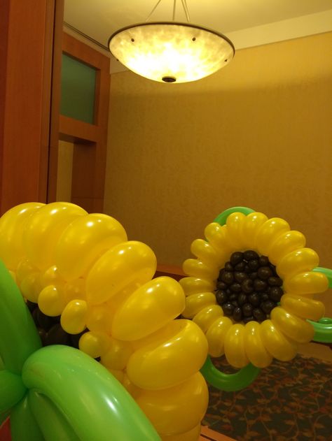 Balloon Sunflower Sculpture Singapore Balloon Sunflower, 21st Birthday Bouquet, Sunflower Sculpture, Sunflower Birthday Parties, Balloons Ideas, Sunflower Party, Balloon Creations, Bee Birthday Party, Sunflower Baby Showers