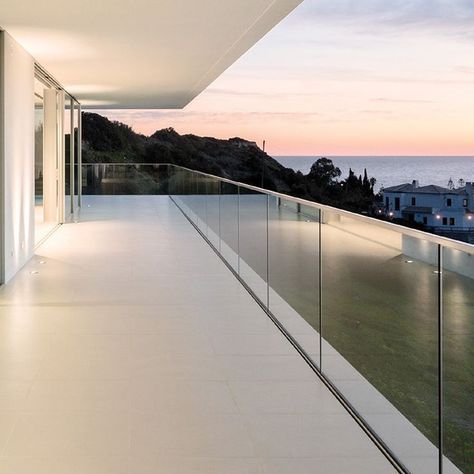 Outside Glass Railing, Patio Glass Railing, Glass Railing Outdoor, Glass And Metal Railing, Modern Glass Balcony, Contemporary Railings Exterior, Frameless Glass Balcony, Glass Guardrail Design, Glass Handrail Balcony