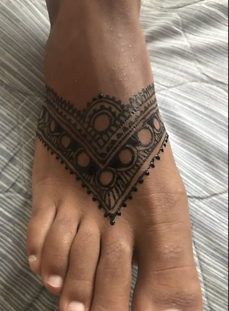 Feather Henna Designs, Henna Feet Tattoos, Henna Foot Designs Simple, Henna On Ankle, Foot Henna Simple, Easy Foot Henna Designs, Henna Ankle Tattoo, Henna Tattoo Designs Ankle, Henna Tattoos For Men