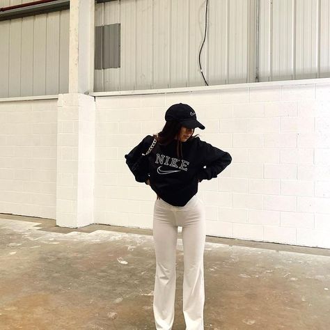 Nike Jumper Outfit, Nike Cap Outfit, Anastasia Kingsnorth, Nike Jumper, Outfits Con Jeans, Nike Cap, Cap Outfit, Jumper Outfit, Fits Aesthetic