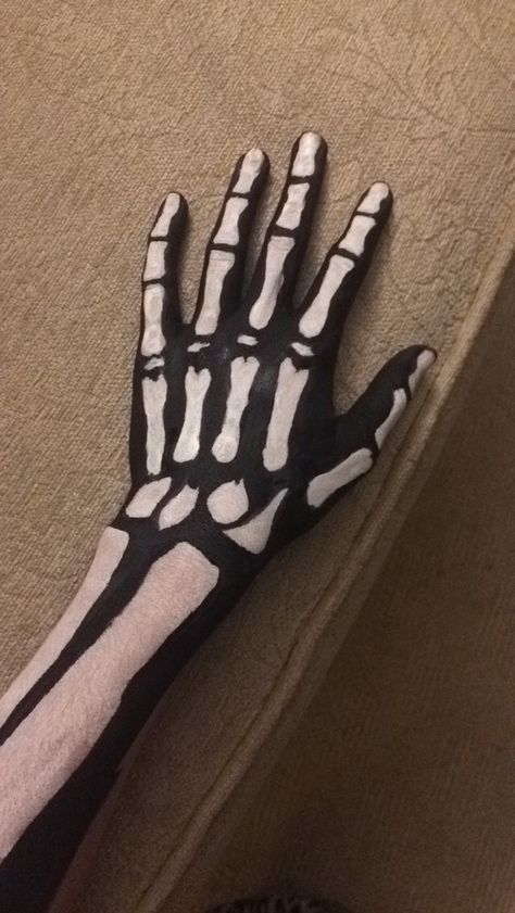 Skeleton arm body art Halloween Skeleton Hands Makeup, Skeleton Makeup Hand, Skeleton Hand Paint, Skeleton Body Art, Skeleton Outfit Ideas, Skeleton Arm Makeup, Skeleton Body Painting, Skeleton Body Makeup, Halloween Body Painting